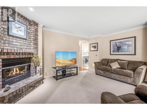 595 Yates Road Unit# 34 Lot# 76, Kelowna, BC - Indoor Photo Showing Living Room With Fireplace