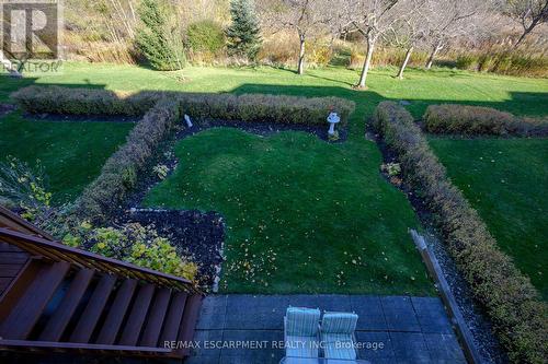 106 Fairwood Place W, Burlington, ON - Outdoor With Backyard