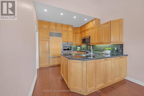 106 Fairwood Place W, Burlington, ON - Indoor Photo Showing Kitchen