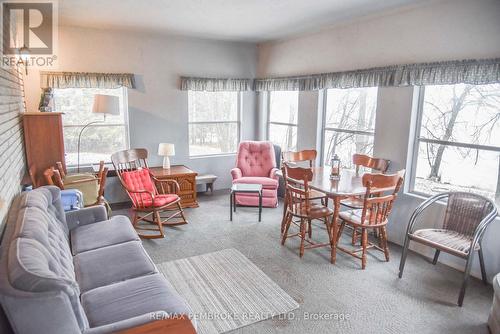 218 Greenway Drive, Whitewater Region, ON - Indoor Photo Showing Living Room