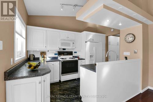 194 Holland Avenue, Ottawa, ON - Indoor Photo Showing Kitchen