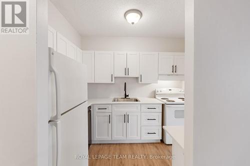 A 1207 - 158 Mcarthur Avenue, Ottawa, ON - Indoor Photo Showing Kitchen