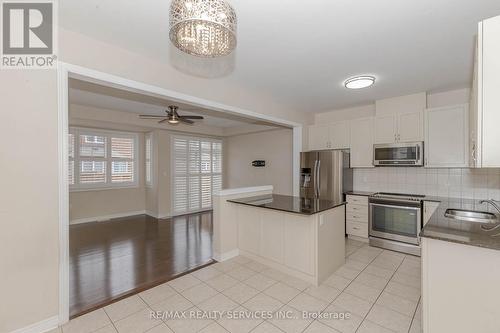 27 Biddens Square, Brampton, ON - Indoor Photo Showing Kitchen