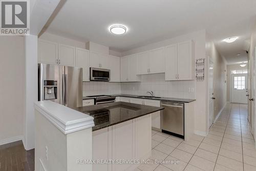 27 Biddens Square, Brampton, ON - Indoor Photo Showing Kitchen With Upgraded Kitchen