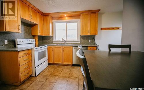 528 L Avenue N, Saskatoon, SK - Indoor Photo Showing Kitchen