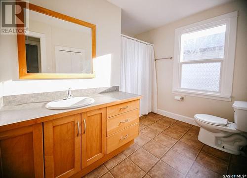 528 L Avenue N, Saskatoon, SK - Indoor Photo Showing Bathroom