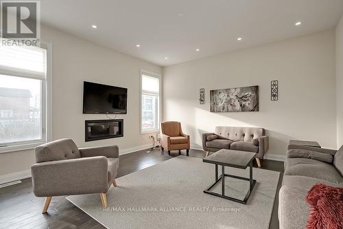 3186 Hines Drive, Oakville, ON - Indoor Photo Showing Living Room