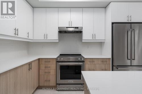 5 - 2184 Postmaster Drive, Oakville, ON - Indoor Photo Showing Kitchen