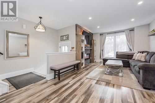 520 Pineview Gardens, Shelburne, ON - Indoor Photo Showing Living Room