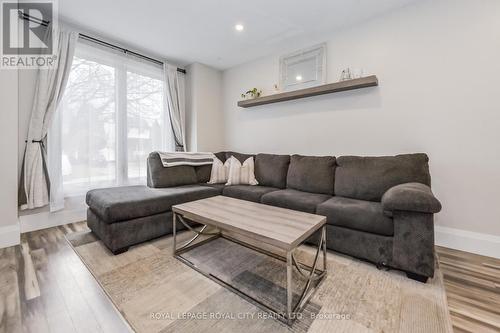 520 Pineview Gardens, Shelburne, ON - Indoor Photo Showing Living Room