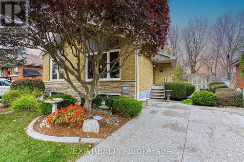 28 Ramsey Crescent, Hamilton, ON - Outdoor With Facade