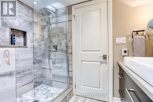 28 Ramsey Crescent, Hamilton, ON - Indoor Photo Showing Bathroom