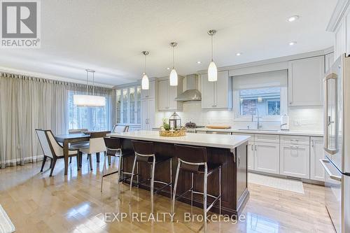 28 Ramsey Crescent, Hamilton, ON - Indoor Photo Showing Kitchen With Upgraded Kitchen