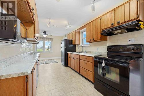 1796 Plank Road, Sarnia, ON - Indoor Photo Showing Kitchen