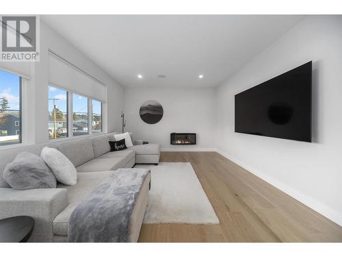 Upper floor lounge - 509 Eldorado Road, Kelowna, BC - Indoor Photo Showing Living Room With Fireplace