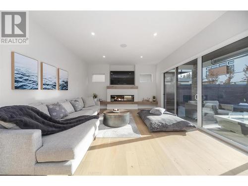 Bright liv rm - 509 Eldorado Road, Kelowna, BC - Indoor Photo Showing Living Room