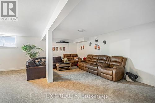 900 Duxbury Lane, Ottawa, ON - Indoor Photo Showing Living Room