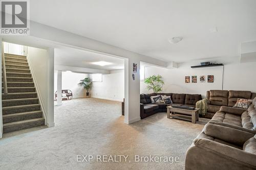 900 Duxbury Lane, Ottawa, ON - Indoor Photo Showing Living Room