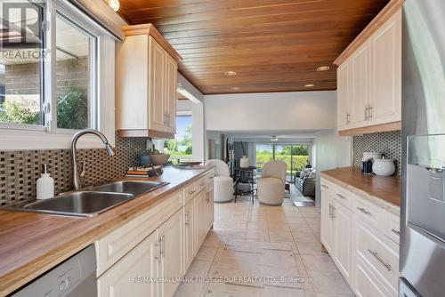 980 Essa Crescent, Pickering, ON - Indoor Photo Showing Kitchen With Double Sink