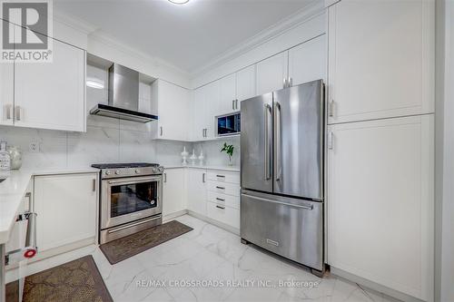 132 Carriage Shop Bend, East Gwillimbury, ON - Indoor Photo Showing Kitchen