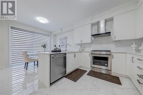 132 Carriage Shop Bend, East Gwillimbury, ON - Indoor Photo Showing Kitchen