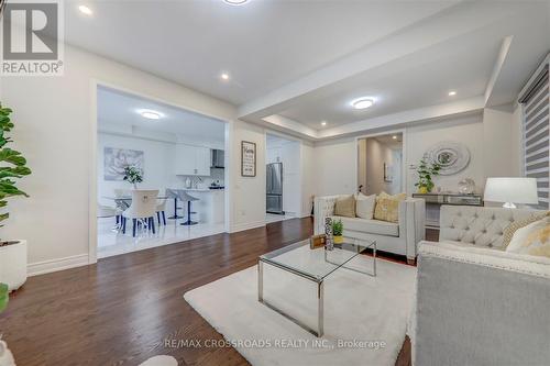 132 Carriage Shop Bend, East Gwillimbury, ON - Indoor Photo Showing Living Room