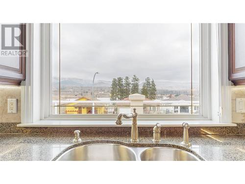 6812 Cabernet Place, Oliver, BC - Indoor Photo Showing Kitchen With Double Sink