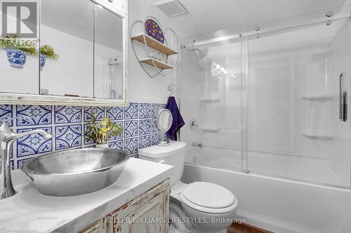 10 Mcclary Avenue, London, ON - Indoor Photo Showing Bathroom