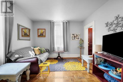 10 Mcclary Avenue, London, ON - Indoor Photo Showing Living Room