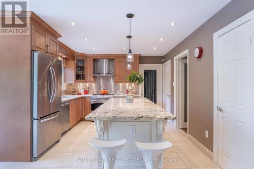 6127 Cheega Court, Mississauga, ON - Indoor Photo Showing Kitchen With Upgraded Kitchen