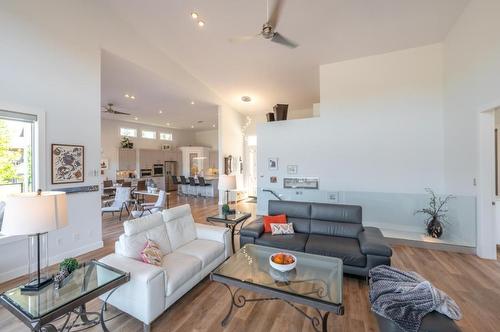 209 Ricard Place, Okanagan Falls, BC - Indoor Photo Showing Living Room