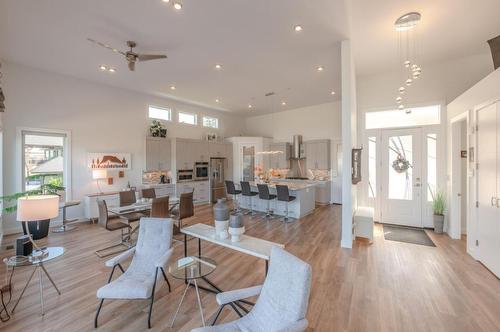 209 Ricard Place, Okanagan Falls, BC - Indoor Photo Showing Living Room