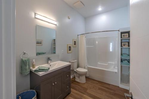 209 Ricard Place, Okanagan Falls, BC - Indoor Photo Showing Bathroom