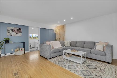 1361 Lambly Place, Kelowna, BC - Indoor Photo Showing Living Room