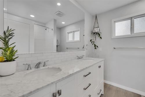 1361 Lambly Place, Kelowna, BC - Indoor Photo Showing Bathroom