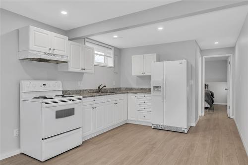 1361 Lambly Place, Kelowna, BC - Indoor Photo Showing Kitchen