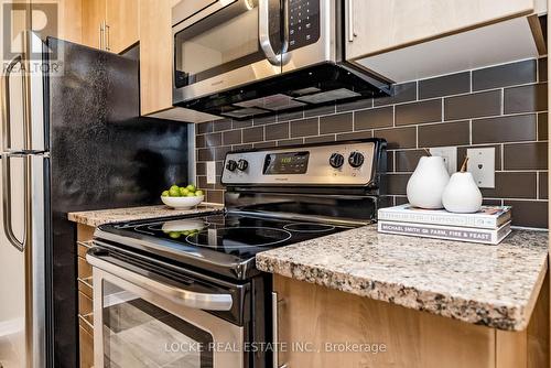 122 Sternes, Ottawa, ON - Indoor Photo Showing Kitchen