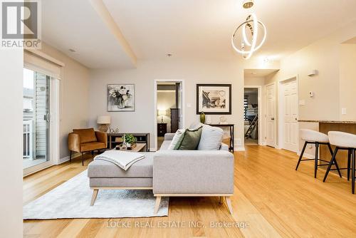 122 Sternes, Ottawa, ON - Indoor Photo Showing Living Room