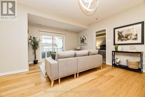 122 Sternes, Ottawa, ON - Indoor Photo Showing Living Room