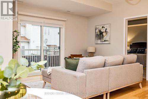 122 Sternes, Ottawa, ON - Indoor Photo Showing Living Room