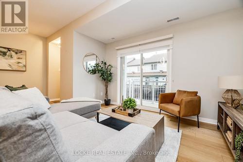 122 Sternes, Ottawa, ON - Indoor Photo Showing Living Room