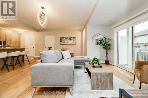 122 Sternes, Ottawa, ON - Indoor Photo Showing Living Room