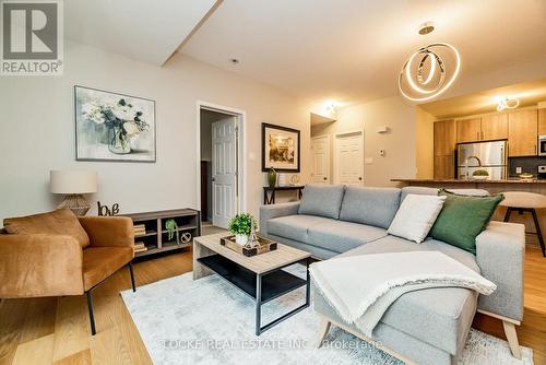 122 Sternes, Ottawa, ON - Indoor Photo Showing Living Room