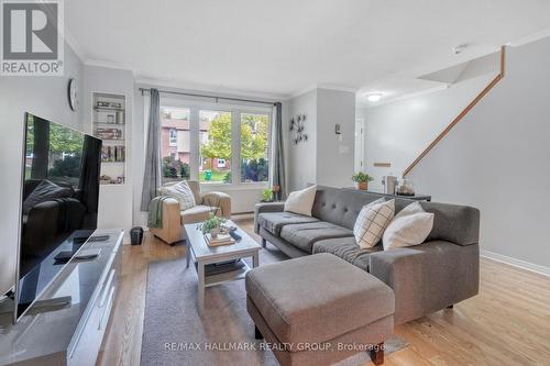 3190 Bannon Way, Ottawa, ON - Indoor Photo Showing Living Room