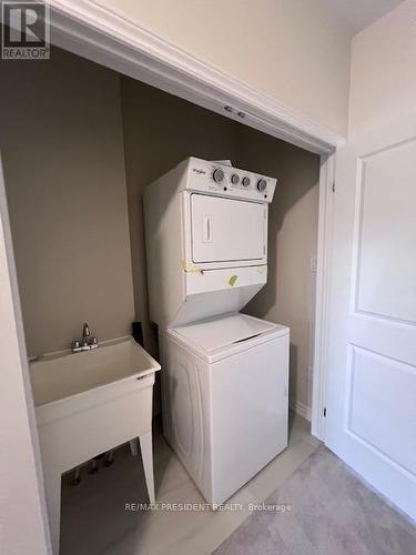 1423 Oakmont Common, Burlington, ON - Indoor Photo Showing Laundry Room