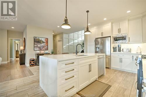 325 Lakewood Crescent, Tecumseh, ON - Indoor Photo Showing Kitchen With Upgraded Kitchen