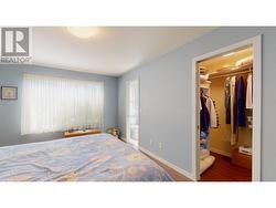 walk-in closet - 