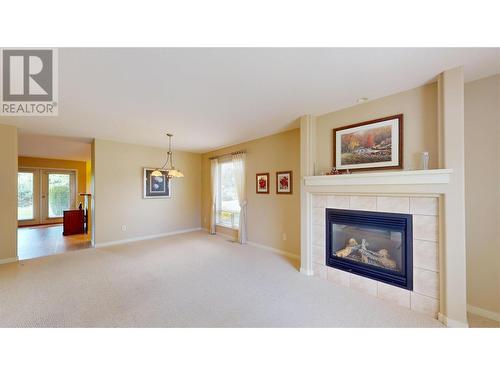 gas fireplace - 2365 Stillingfleet Road Unit# 10, Kelowna, BC - Indoor Photo Showing Living Room With Fireplace