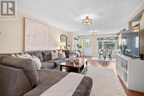 68 Third Avenue, Oshawa, ON - Indoor Photo Showing Living Room