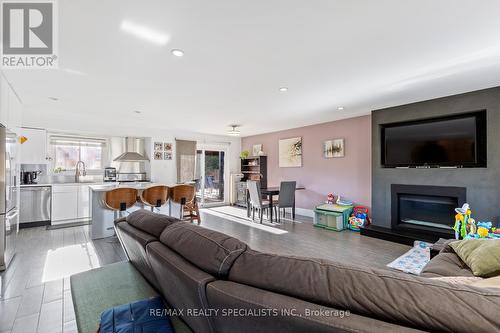 489 Chiddington Avenue, London, ON - Indoor Photo Showing Living Room With Fireplace